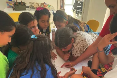 Grupo de chicas en la actividad de escape room