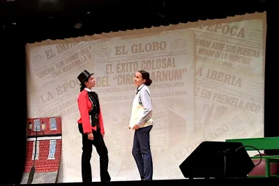 Diálogo entre dos actrices en el escenario.