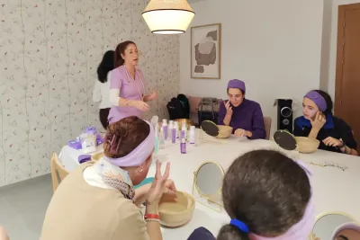 Instructora y grupo aplicando crema facial