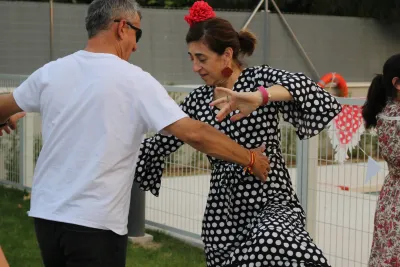 Una pareja bailando sevillanas
