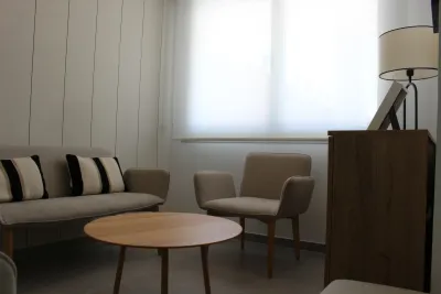 Saloncito con sillas en torno a una mesa de centro