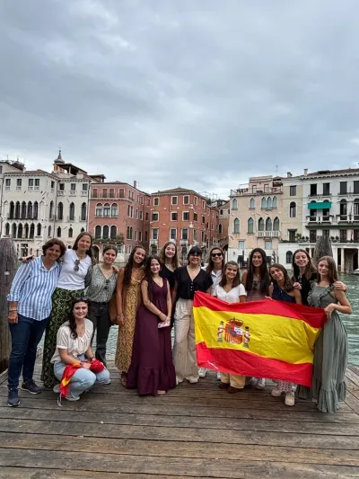 Grupo de chicas en Venecia