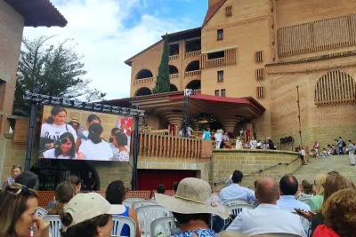 Patio de Torreciudad con la pantalla gigante.
