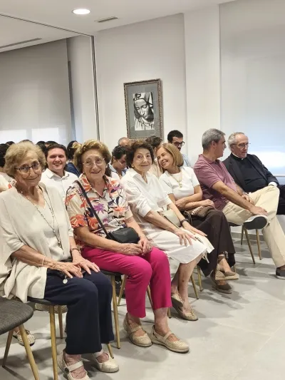 Asistentes sentados en las primeras filas durante la charla coloquio sobre el libro