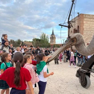 Grupo de chicas cerca de la cigüeña gigante.