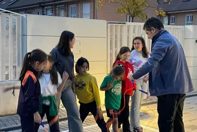 Grupo de chicas preparando el juego de la comba.