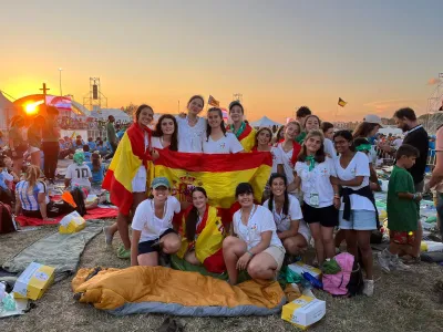 Grupo de chicas en el Jubileo con la bandera