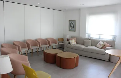 Salón grande con todas las sillas y butacas en corro