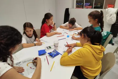 Grupo de chicas en una mesa haciendo los platos.