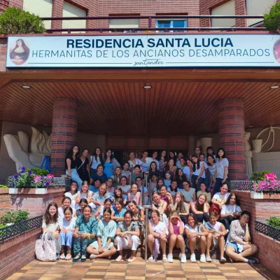 Grupo en la puerta de la residencia de ancianos.