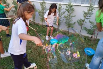 Grupo de chicas haciendo pompas de jabón