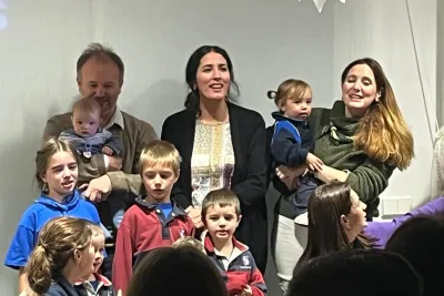 Adultos y niños posando, incluyendo dos bebés en brazos.