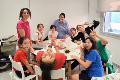 Chicas alrededor de una mesa haciendo galletas