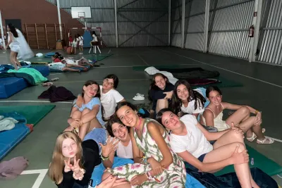 Grupo en el polideportivo.