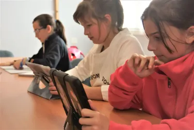 Chicas estudiando con los iPads