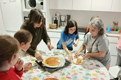 Grupo de chicas cocinando.