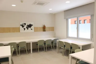 Salón grande con mesas y sillas