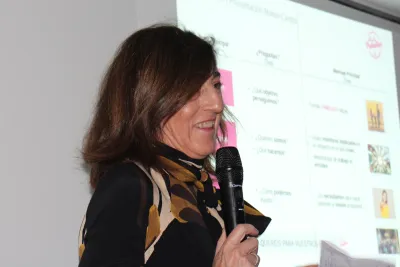 Primer plano de Rosario dando la conferencia