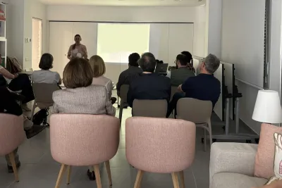 Asistentes vistos desde detrás