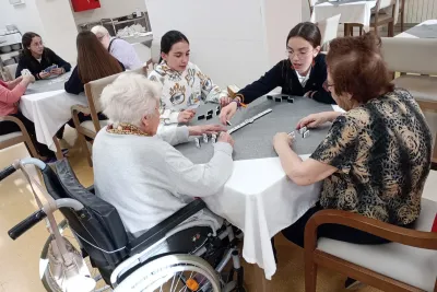 Chicas jugando al dominó