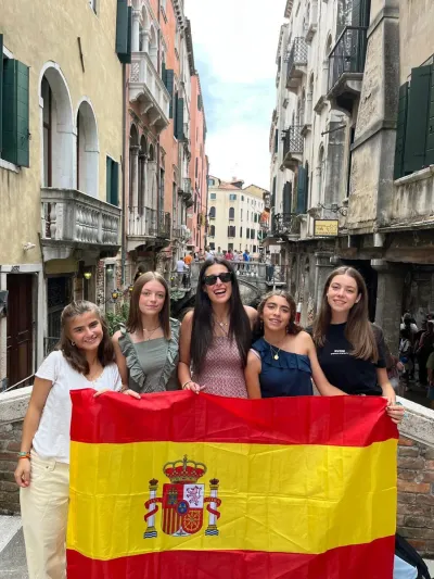Grupo de chicas en Venecia con un canal al fondo