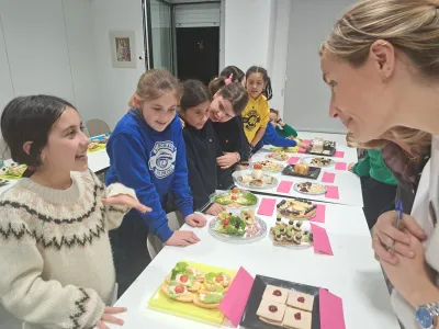 Las pequeñas con el jurado