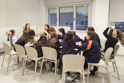 Chicas en reunión alrededor de una mesa