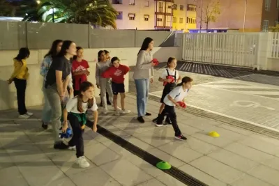 Grupo de chicas corriendo, en el patio.