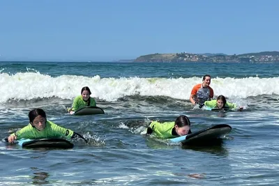 Cuatro chicas surfeando