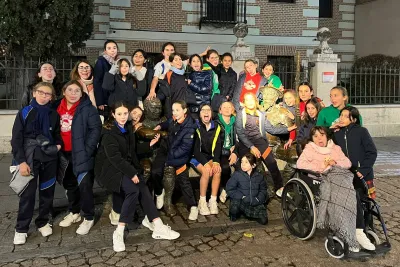 Chicas en el banco del Quijote y Sancho, de noche