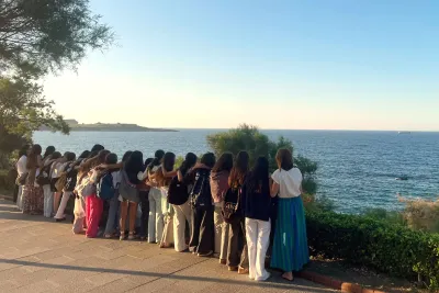 Grupo mirando al mar