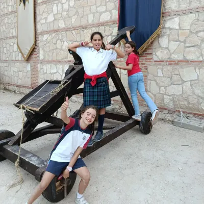 Varias chicas subidas en la catapulta.