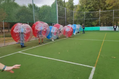 Salida de participantes en la carrera de bolas