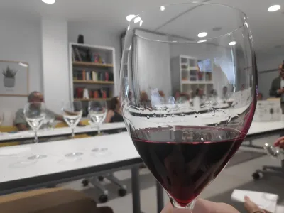 Primer plano de una copa de vino tinto.