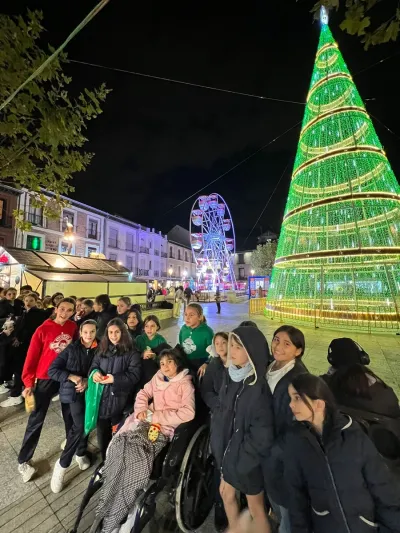 Luces de Navidad con el árbol de plaza Cervantes