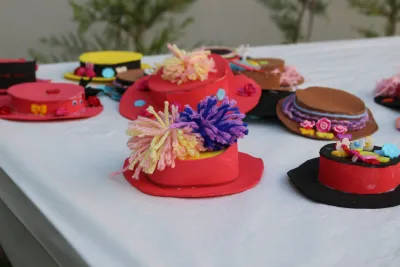 Sombreros de colores en una mesa