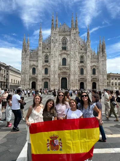 Grupo de chicas delante del Duomo de Milán