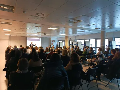 Conferencia con público, visto desde detrás