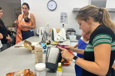 Cocinera sacando la masa de un robot de cocina.