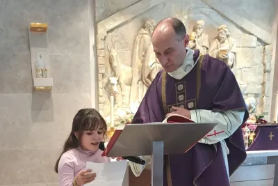 Don Ferrán y una niña en las lecturas
