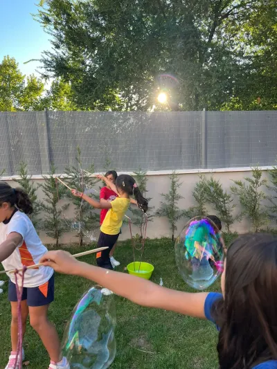 Grupo de chicas haiendo pompas de jabón