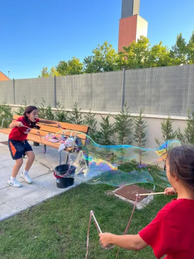 Una pompa de jabón enorme