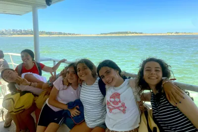 Grupo de chicas en el ferry.