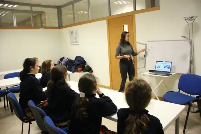 Chicas en estudio frente a la pizarra