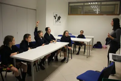 Chicas en estudio levantando la mano